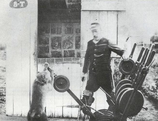 Disabled_Signalman_with_his_trained_Baboon_assistant_-Uitenhage_railway-_Cape_Colony_1884