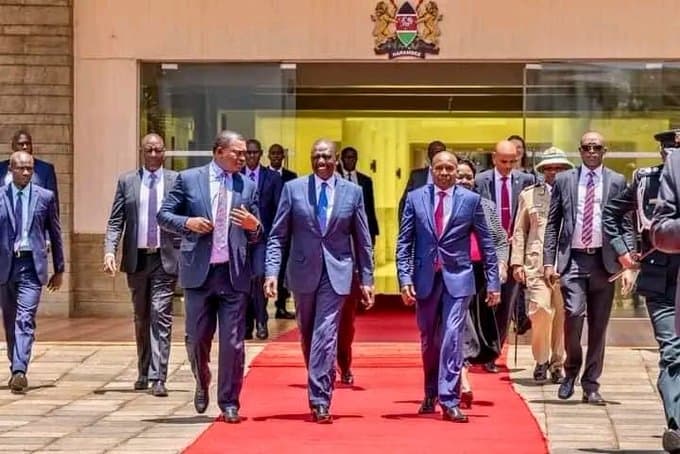 'Do we still have a country here?'😂 D- wamenyanganywa station na land ...